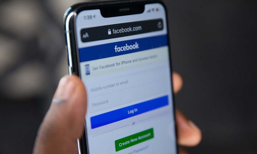 ទំព័រ Login របស់ Facebook លើទូរស័ព្ទ