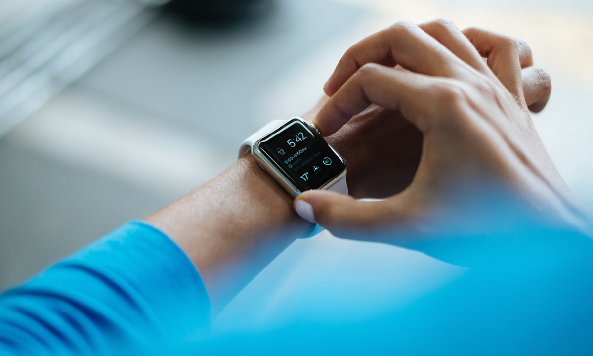 Smartwatch លើកដៃ
